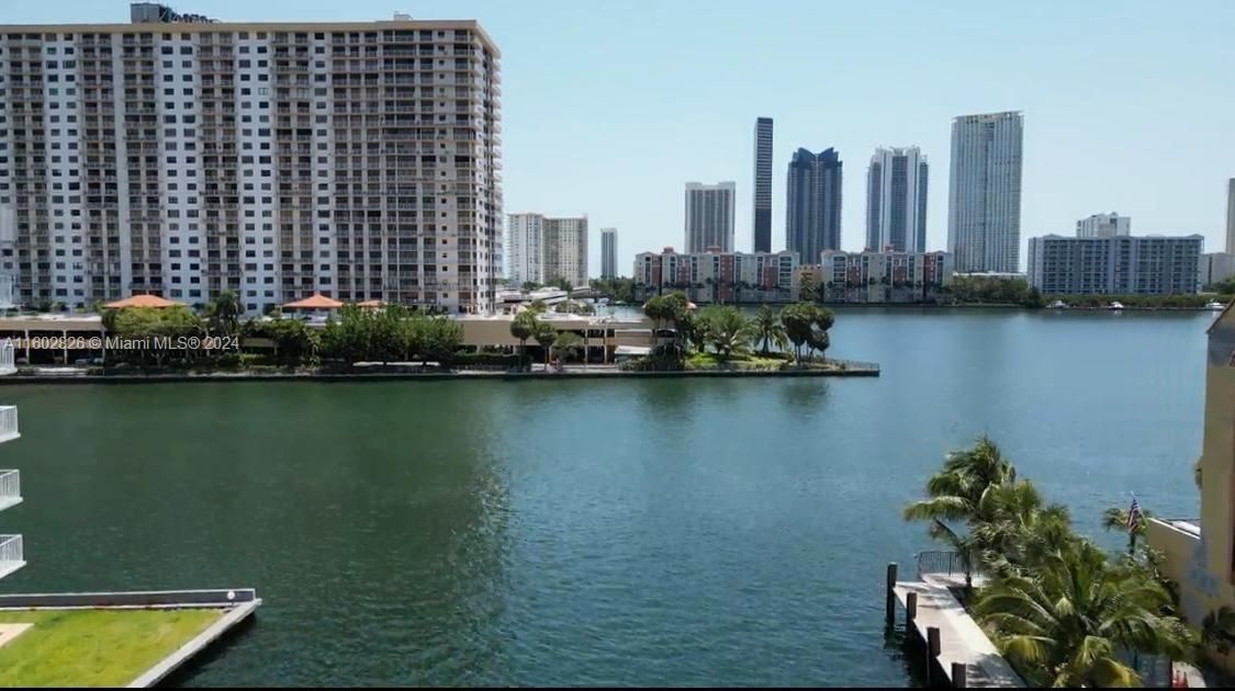 Recently Sold: $824,000 (2 beds, 2 baths, 1656 Square Feet)