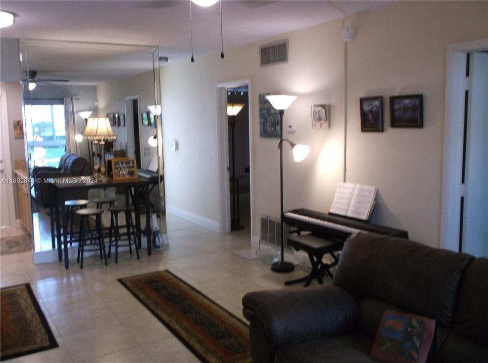 Active With Contract: $139,900 (2 beds, 1 baths, 705 Square Feet)