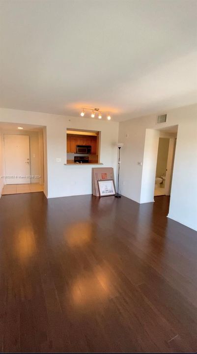 Active With Contract: $2,200 (1 beds, 1 baths, 744 Square Feet)