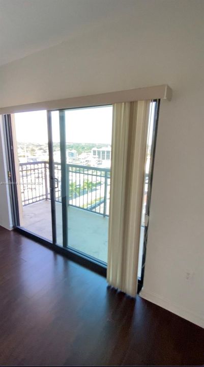 Active With Contract: $2,200 (1 beds, 1 baths, 744 Square Feet)