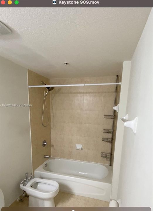 Active With Contract: $2,200 (1 beds, 1 baths, 744 Square Feet)