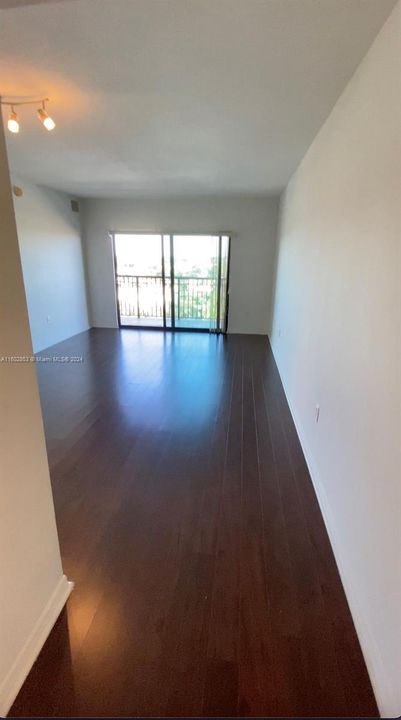 Active With Contract: $2,200 (1 beds, 1 baths, 744 Square Feet)