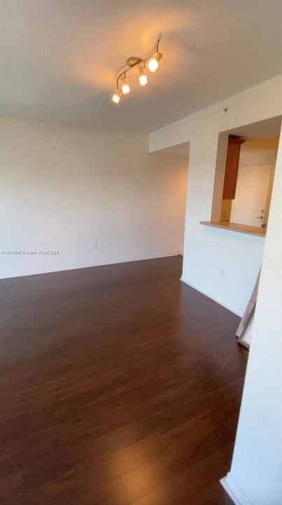 Active With Contract: $2,200 (1 beds, 1 baths, 744 Square Feet)