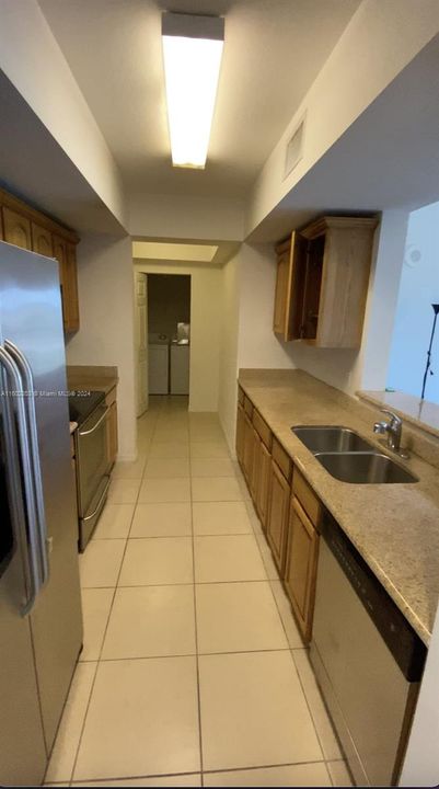 Active With Contract: $2,200 (1 beds, 1 baths, 744 Square Feet)