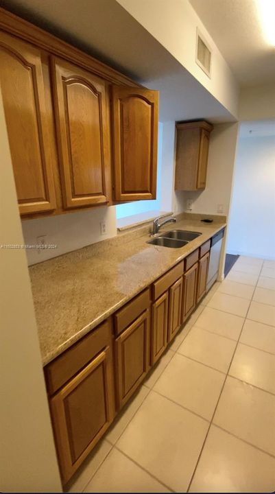 Active With Contract: $2,200 (1 beds, 1 baths, 744 Square Feet)