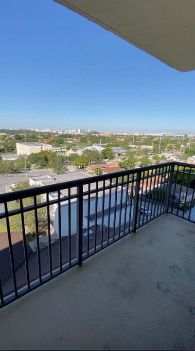 Active With Contract: $2,200 (1 beds, 1 baths, 744 Square Feet)