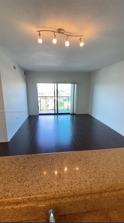 Active With Contract: $2,200 (1 beds, 1 baths, 744 Square Feet)