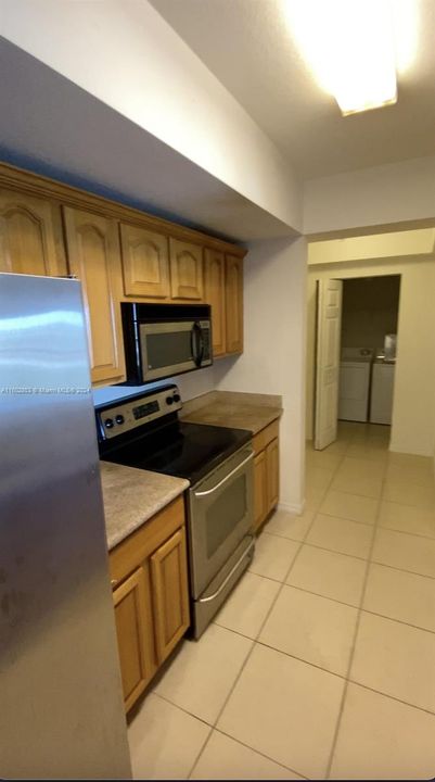 Active With Contract: $2,200 (1 beds, 1 baths, 744 Square Feet)