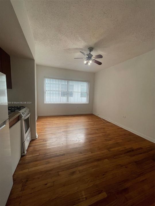 For Sale: $200,000 (1 beds, 1 baths, 428 Square Feet)