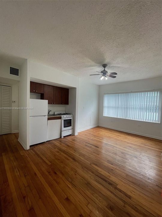 For Sale: $200,000 (1 beds, 1 baths, 428 Square Feet)