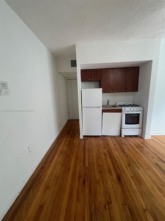 For Sale: $200,000 (1 beds, 1 baths, 428 Square Feet)
