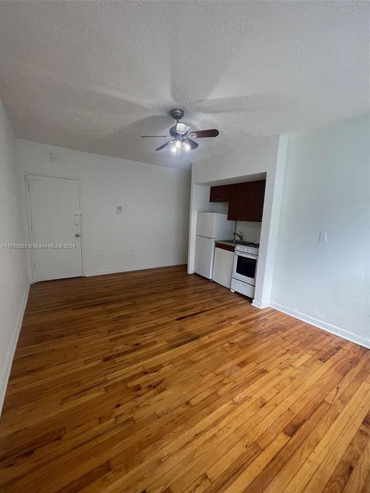 For Sale: $200,000 (1 beds, 1 baths, 428 Square Feet)