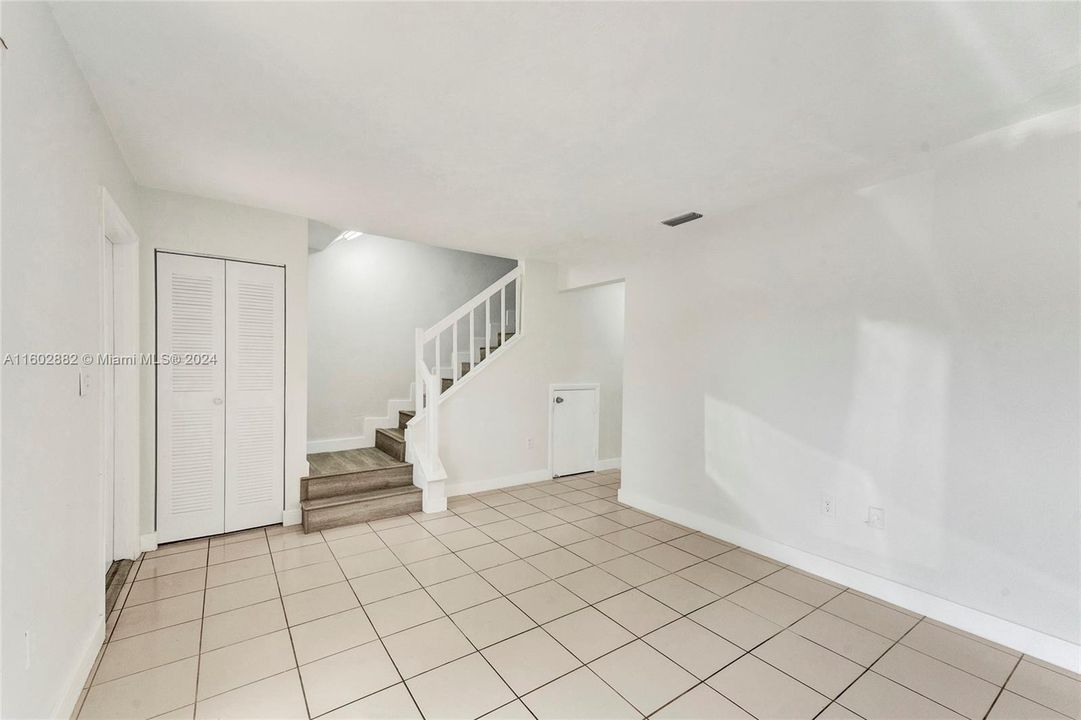 Active With Contract: $389,900 (3 beds, 1 baths, 1406 Square Feet)