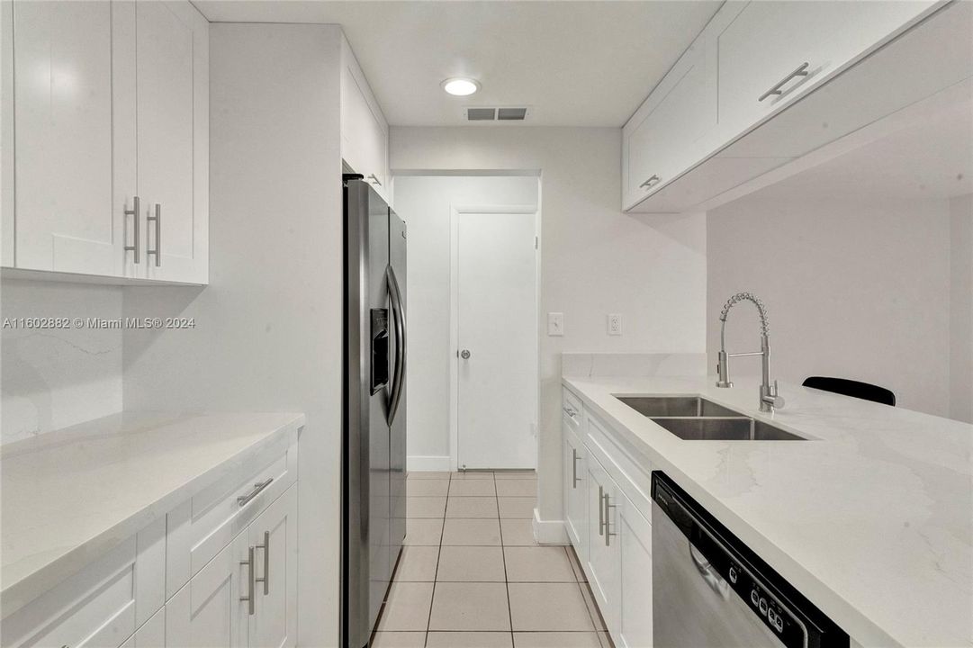 Activo con contrato: $389,900 (3 camas, 1 baños, 1406 Pies cuadrados)