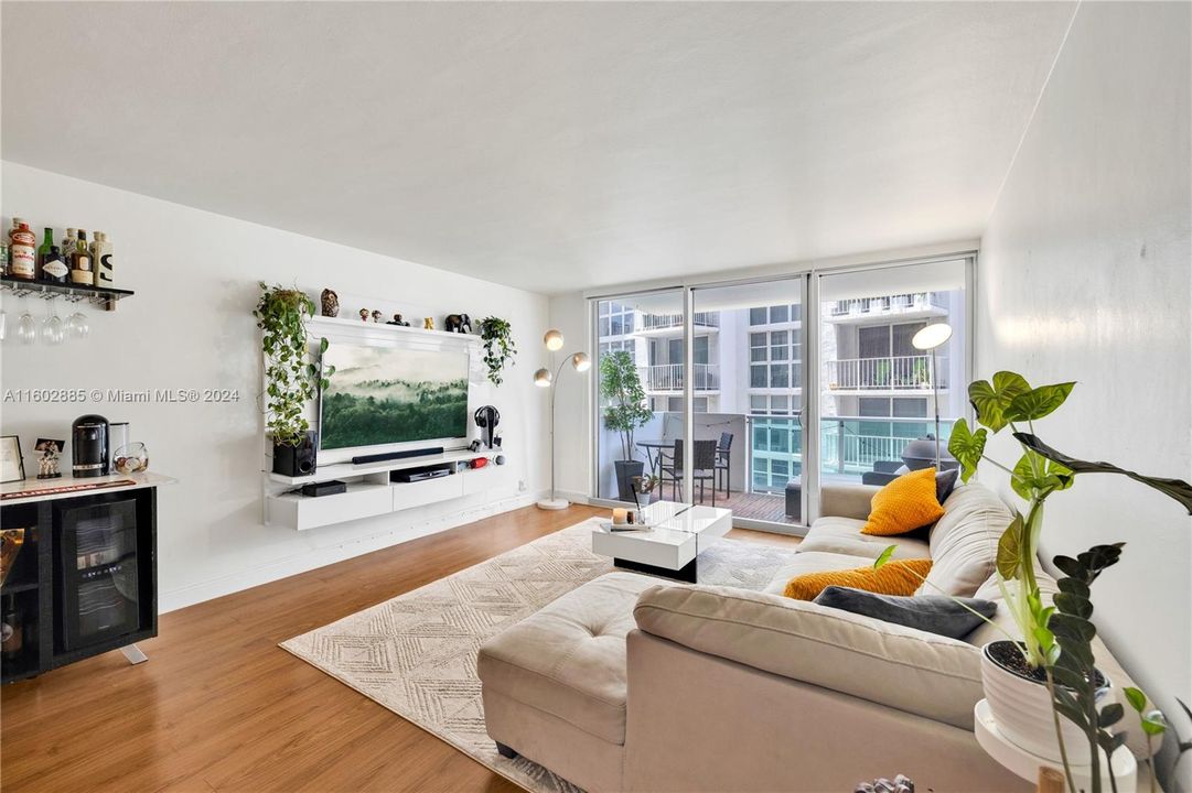 Active With Contract: $375,000 (1 beds, 1 baths, 837 Square Feet)