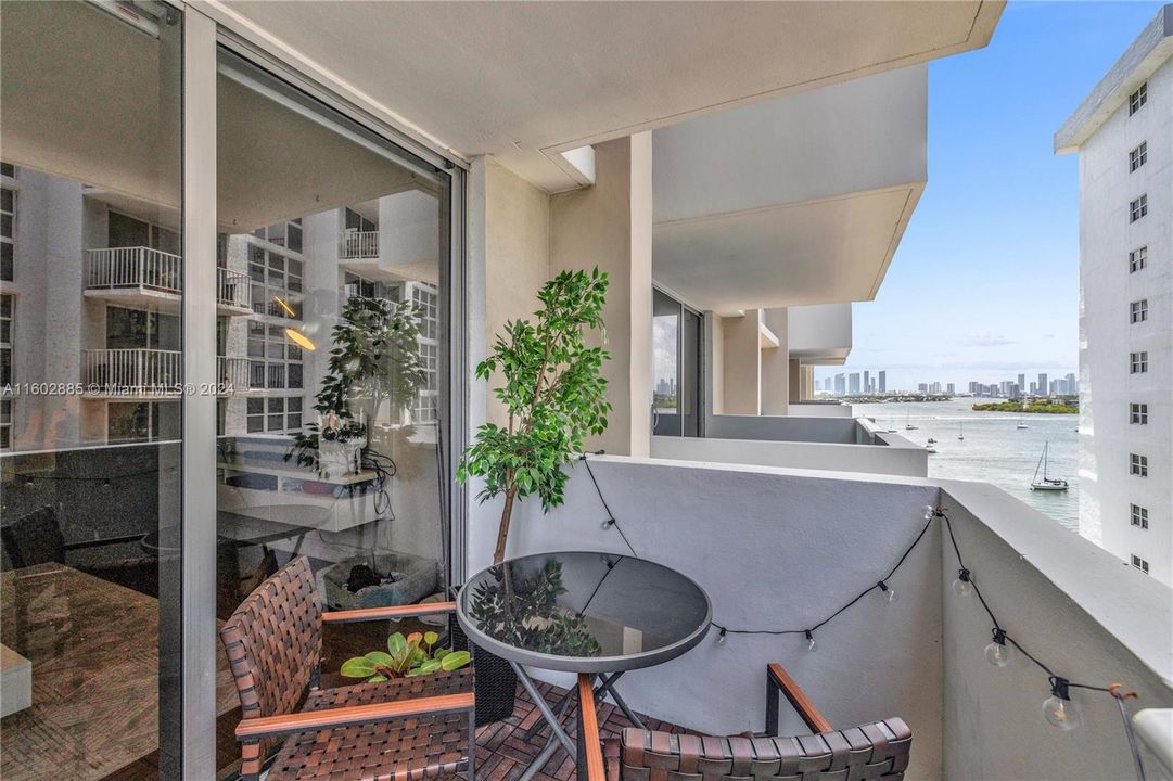 Active With Contract: $375,000 (1 beds, 1 baths, 837 Square Feet)