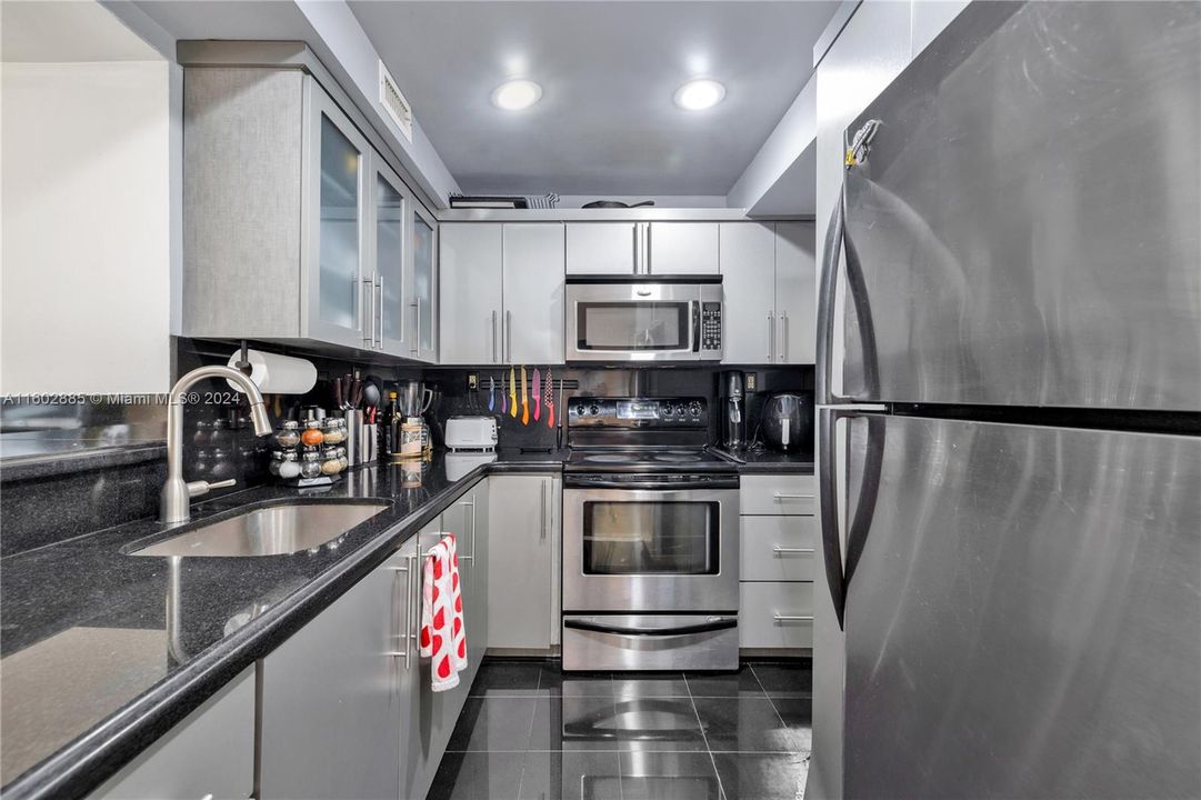 For Sale: $375,000 (1 beds, 1 baths, 837 Square Feet)