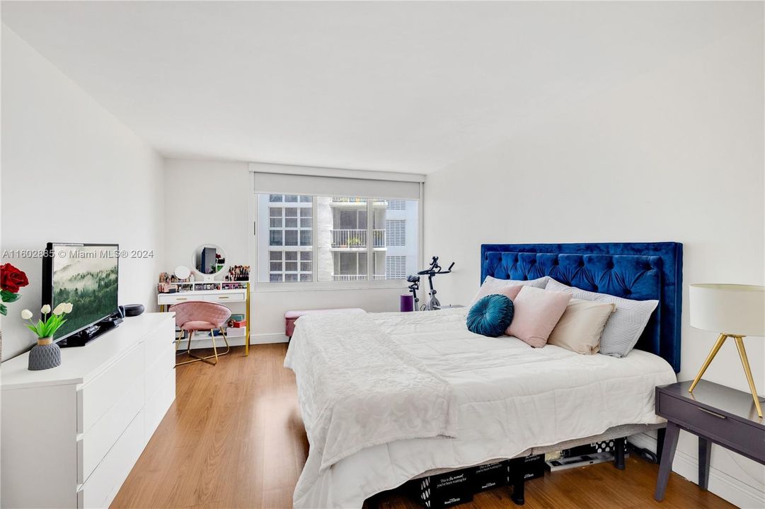 Active With Contract: $375,000 (1 beds, 1 baths, 837 Square Feet)