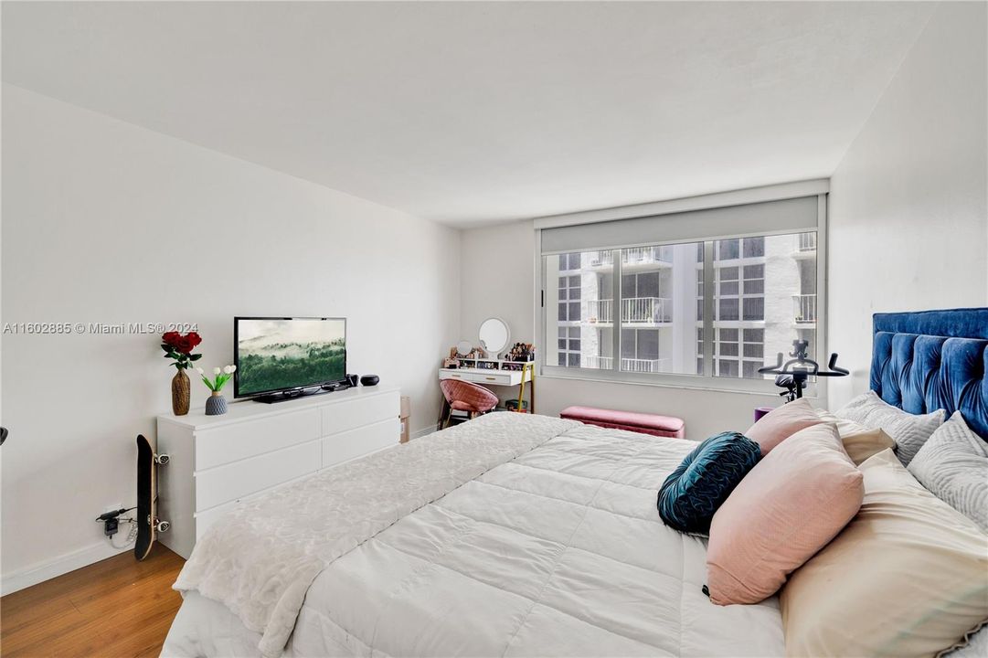 Active With Contract: $375,000 (1 beds, 1 baths, 837 Square Feet)