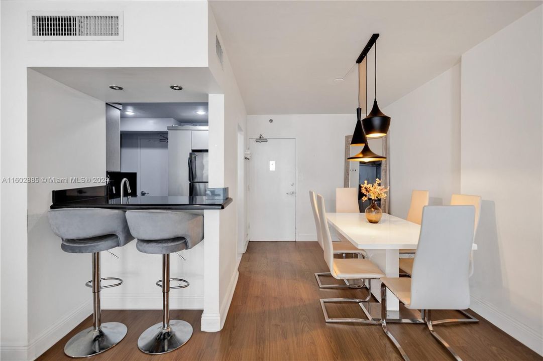 Active With Contract: $375,000 (1 beds, 1 baths, 837 Square Feet)