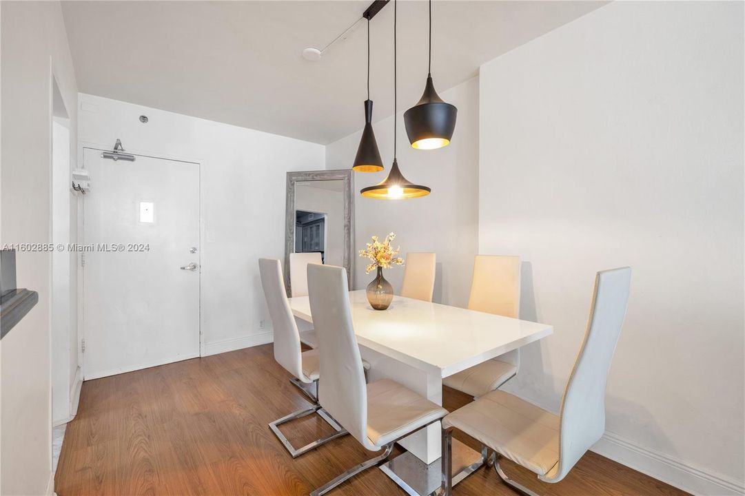 Active With Contract: $375,000 (1 beds, 1 baths, 837 Square Feet)