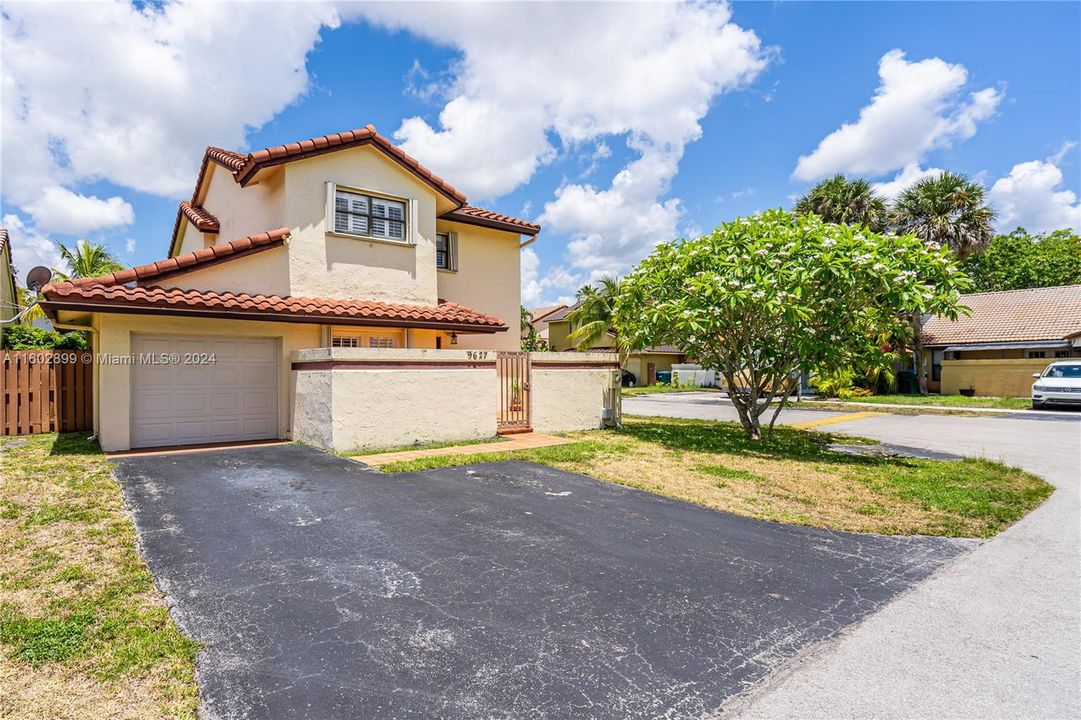 Active With Contract: $540,000 (3 beds, 2 baths, 1712 Square Feet)