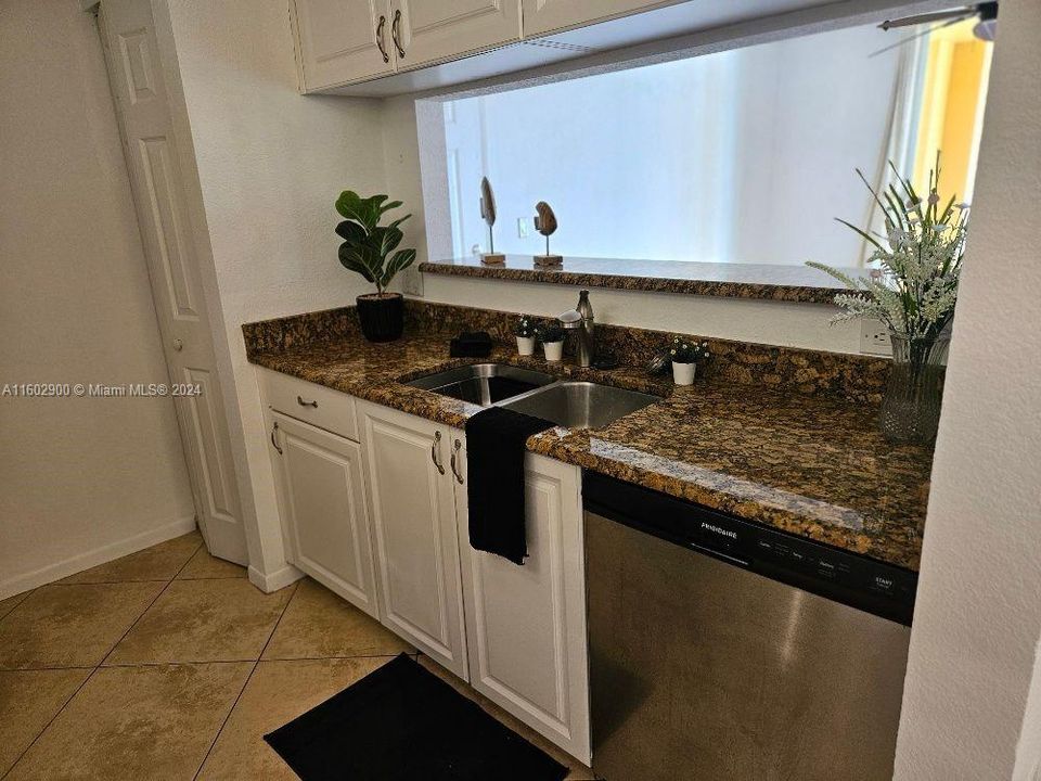 Granite kitchen cabinets with SS appliances, pantry too