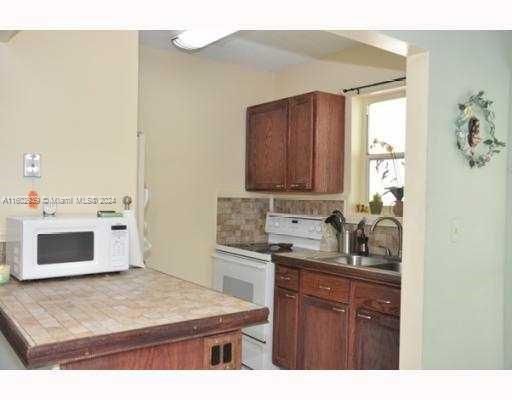 For Sale: $160,000 (1 beds, 1 baths, 607 Square Feet)