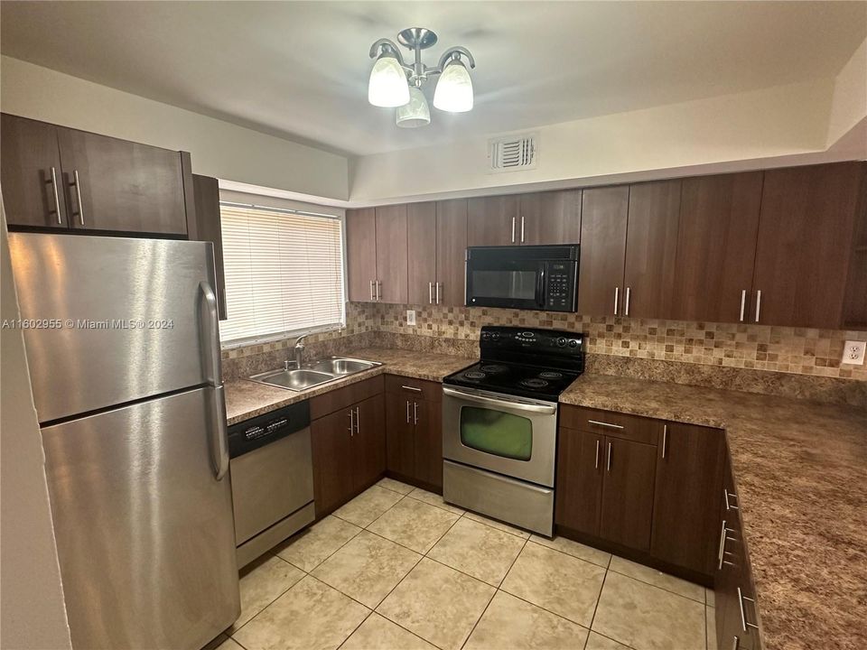 For Rent: $2,500 (2 beds, 2 baths, 1060 Square Feet)