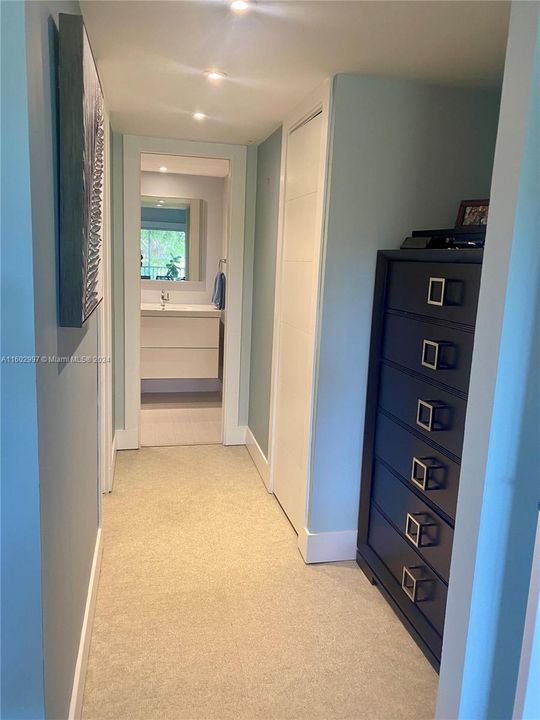 Active With Contract: $1,850 (1 beds, 1 baths, 860 Square Feet)