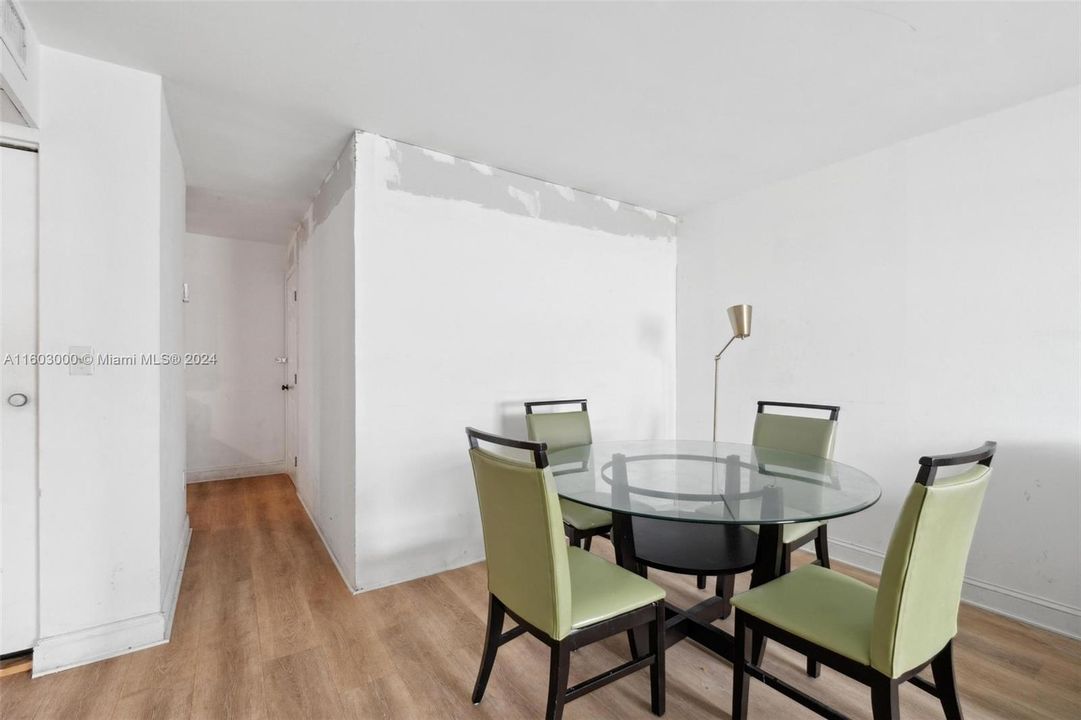 For Sale: $345,000 (1 beds, 1 baths, 694 Square Feet)