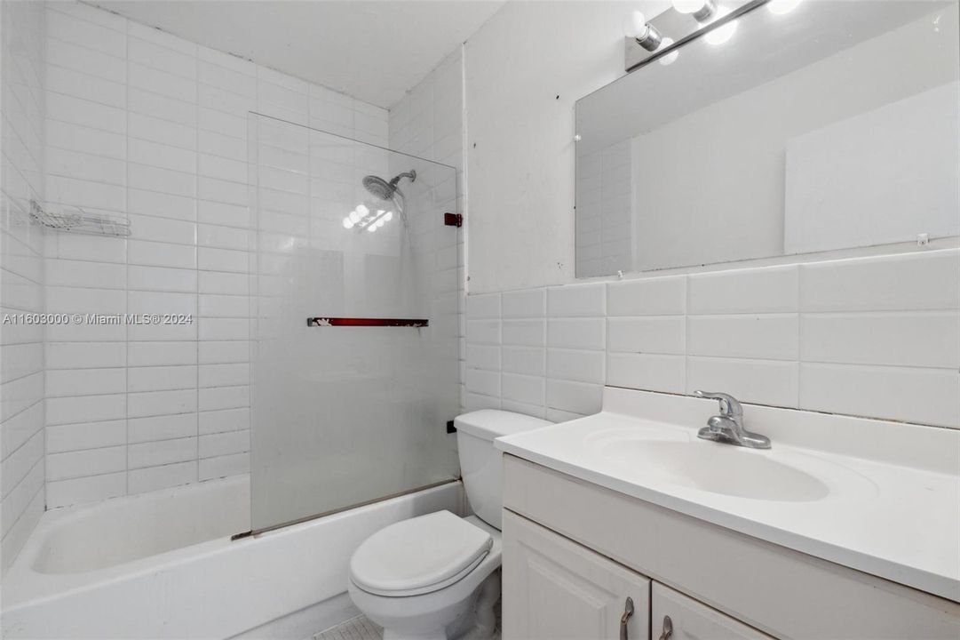 For Sale: $345,000 (1 beds, 1 baths, 694 Square Feet)