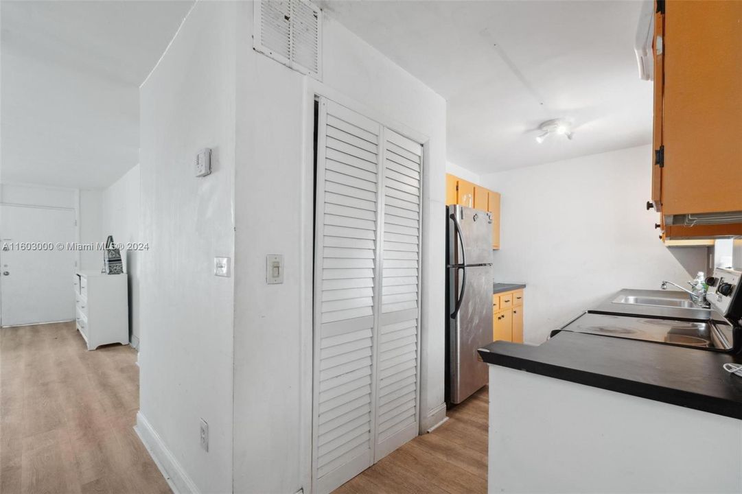 For Sale: $345,000 (1 beds, 1 baths, 694 Square Feet)