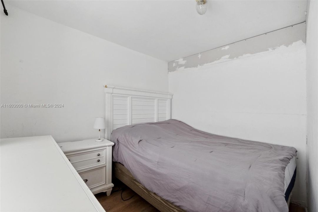 For Sale: $345,000 (1 beds, 1 baths, 694 Square Feet)