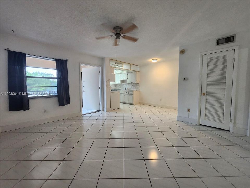 Active With Contract: $1,500 (1 beds, 1 baths, 646 Square Feet)