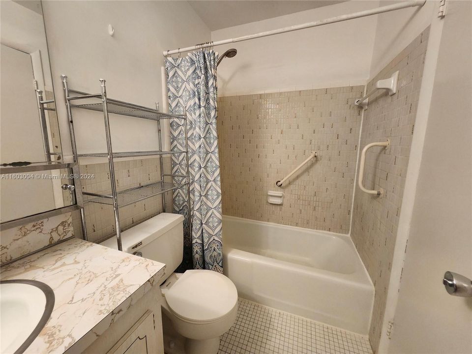 Active With Contract: $1,500 (1 beds, 1 baths, 646 Square Feet)