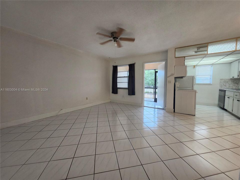 Active With Contract: $1,500 (1 beds, 1 baths, 646 Square Feet)