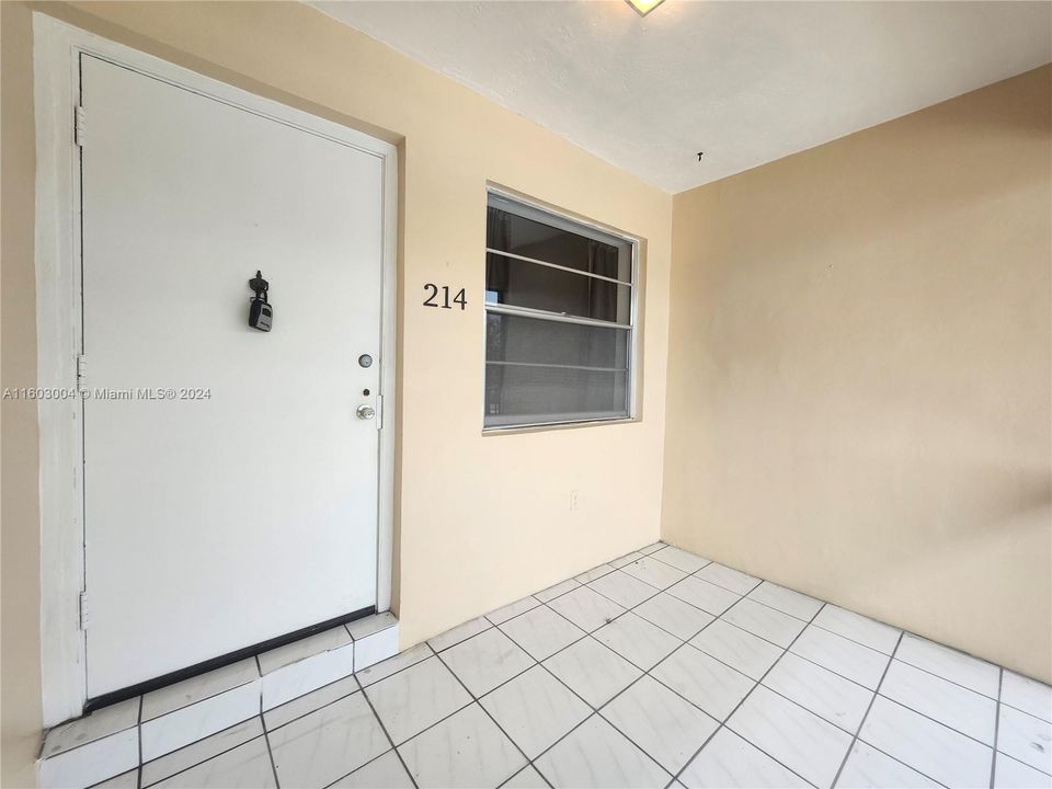 Active With Contract: $1,500 (1 beds, 1 baths, 646 Square Feet)