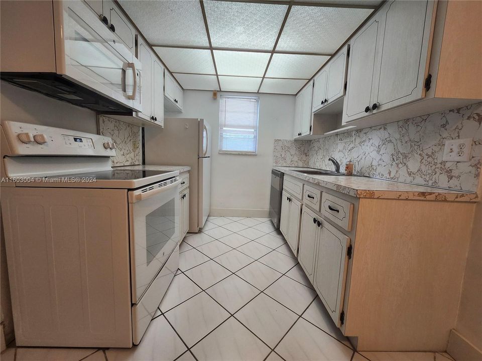 Active With Contract: $1,500 (1 beds, 1 baths, 646 Square Feet)