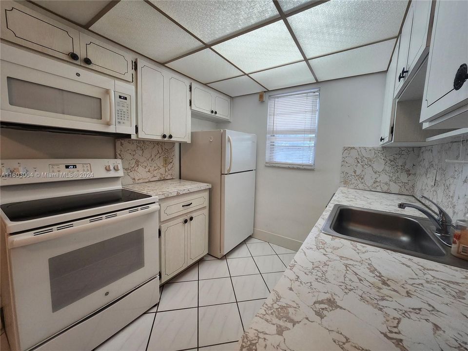 Active With Contract: $1,500 (1 beds, 1 baths, 646 Square Feet)