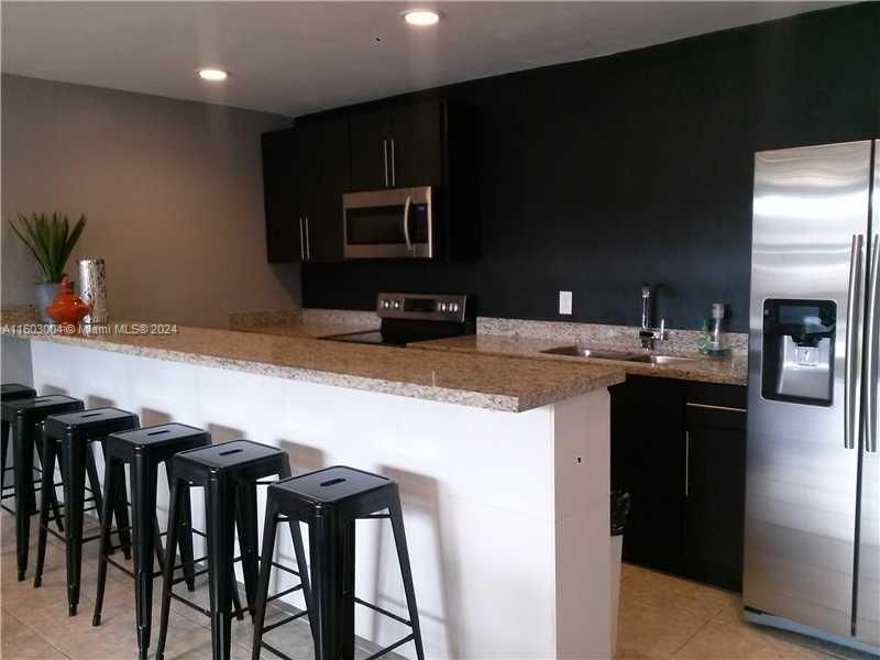 Active With Contract: $1,500 (1 beds, 1 baths, 646 Square Feet)