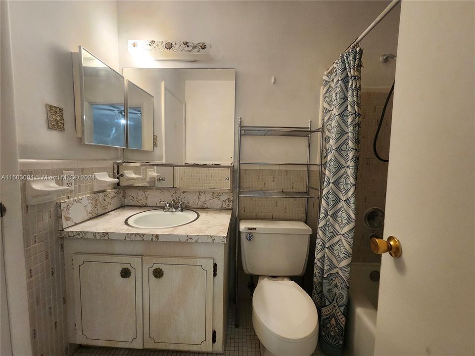 Active With Contract: $1,500 (1 beds, 1 baths, 646 Square Feet)