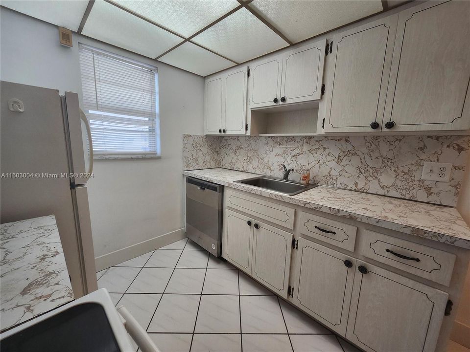 Active With Contract: $1,500 (1 beds, 1 baths, 646 Square Feet)