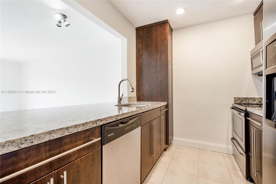 Active With Contract: $1,850 (1 beds, 1 baths, 665 Square Feet)