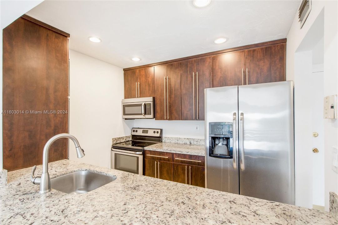 Active With Contract: $1,850 (1 beds, 1 baths, 665 Square Feet)