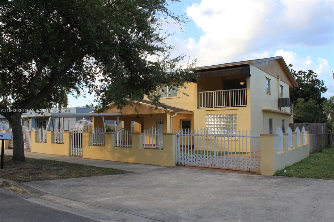 En Venta: $899,000 (6 camas, 3 baños, 2345 Pies cuadrados)