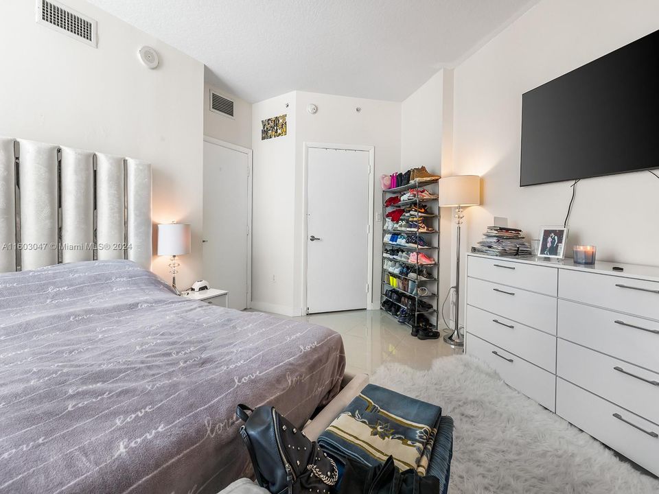 For Sale: $450,000 (1 beds, 1 baths, 794 Square Feet)