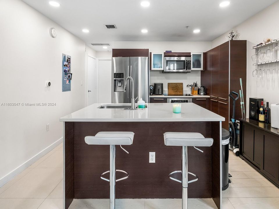 For Sale: $450,000 (1 beds, 1 baths, 794 Square Feet)