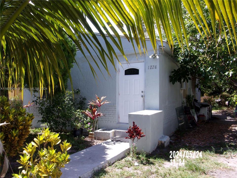 For Sale: $350,000 (2 beds, 1 baths, 809 Square Feet)