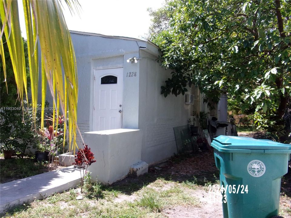 For Sale: $350,000 (2 beds, 1 baths, 809 Square Feet)